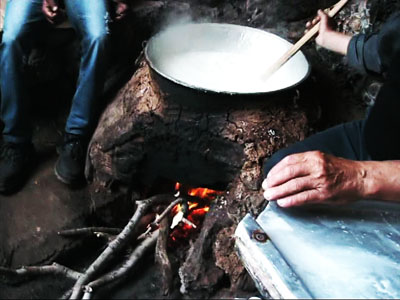 Μυζήθρα στο καζάνι